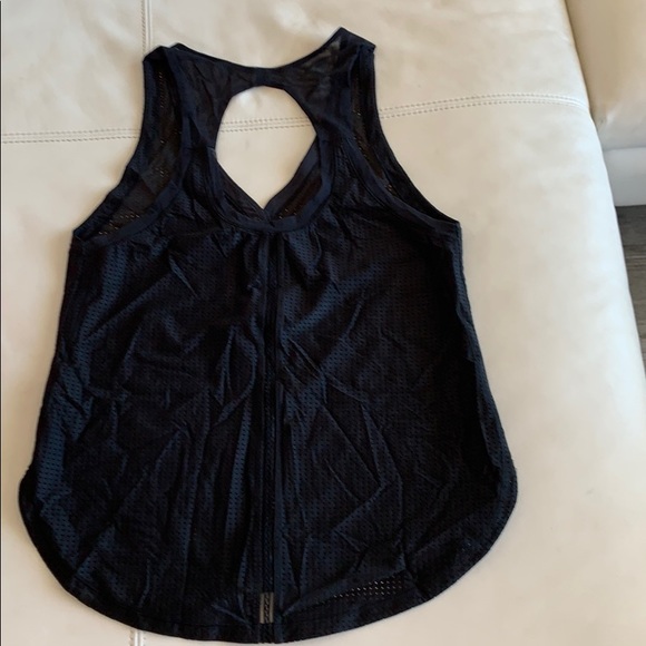 Black mesh lululemon workout tank, 2 button snap - Picture 4 of 5